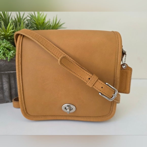 Handbags - Vintage Coach Companion Flap Crossbody Bag Camel Glove Tanned Leather